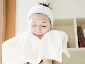 秋冬季热毛巾敷脸 保护皮肤防干燥 - 百科教程