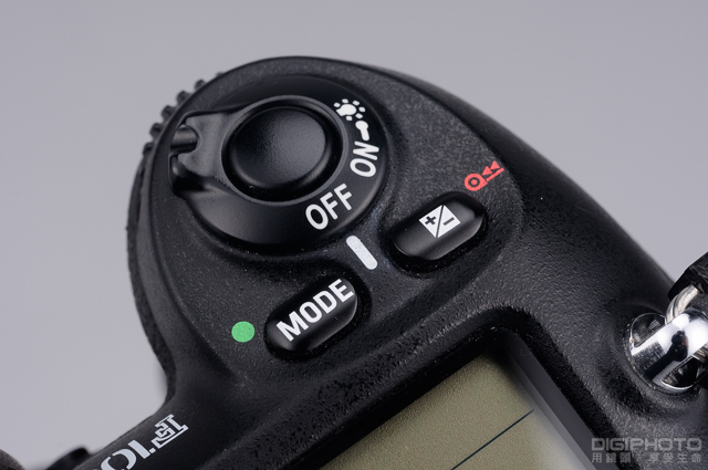 相机开关,拍摄模式,曝光补偿设置在机身右边.